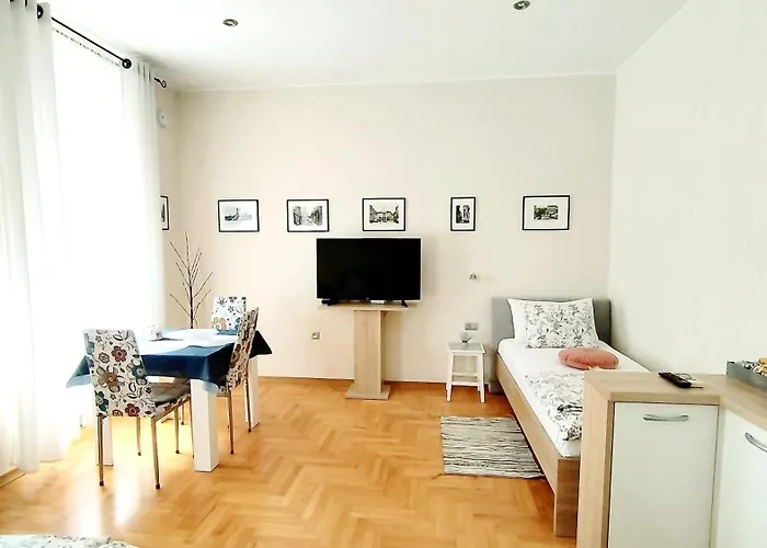 Lavender - City Room With Free Parking 4* Pula