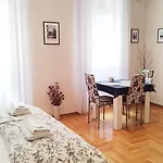 Lavender - City Room With Free Parking Gostinjska kuća