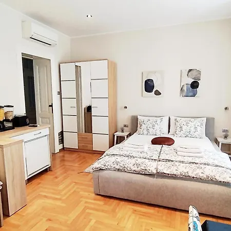 Lavender - City Room With Free Parking Guest house Pula