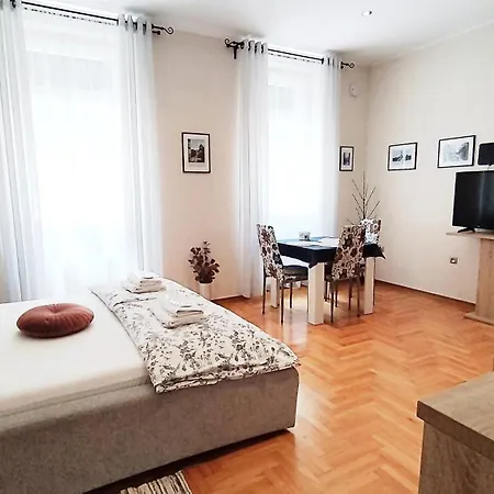 Lavender - City Room With Free Parking 4* Pula